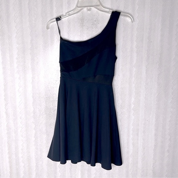 🆕 BEBE cocktail and party dress black one Shoulder with mesh accent Size XS - Picture 5 of 7